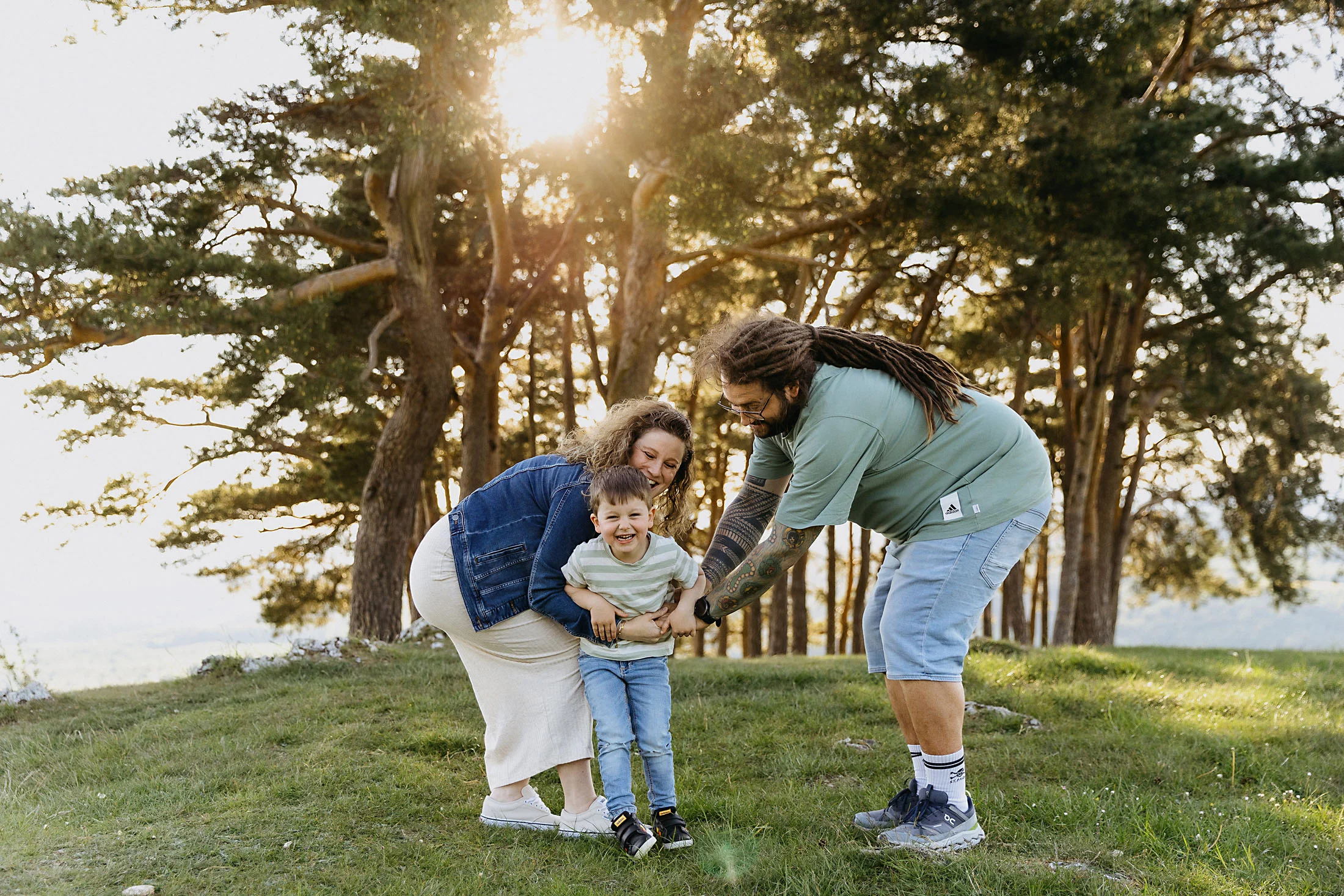 Natürliche Familienfotos bei Sonnenuntergang
