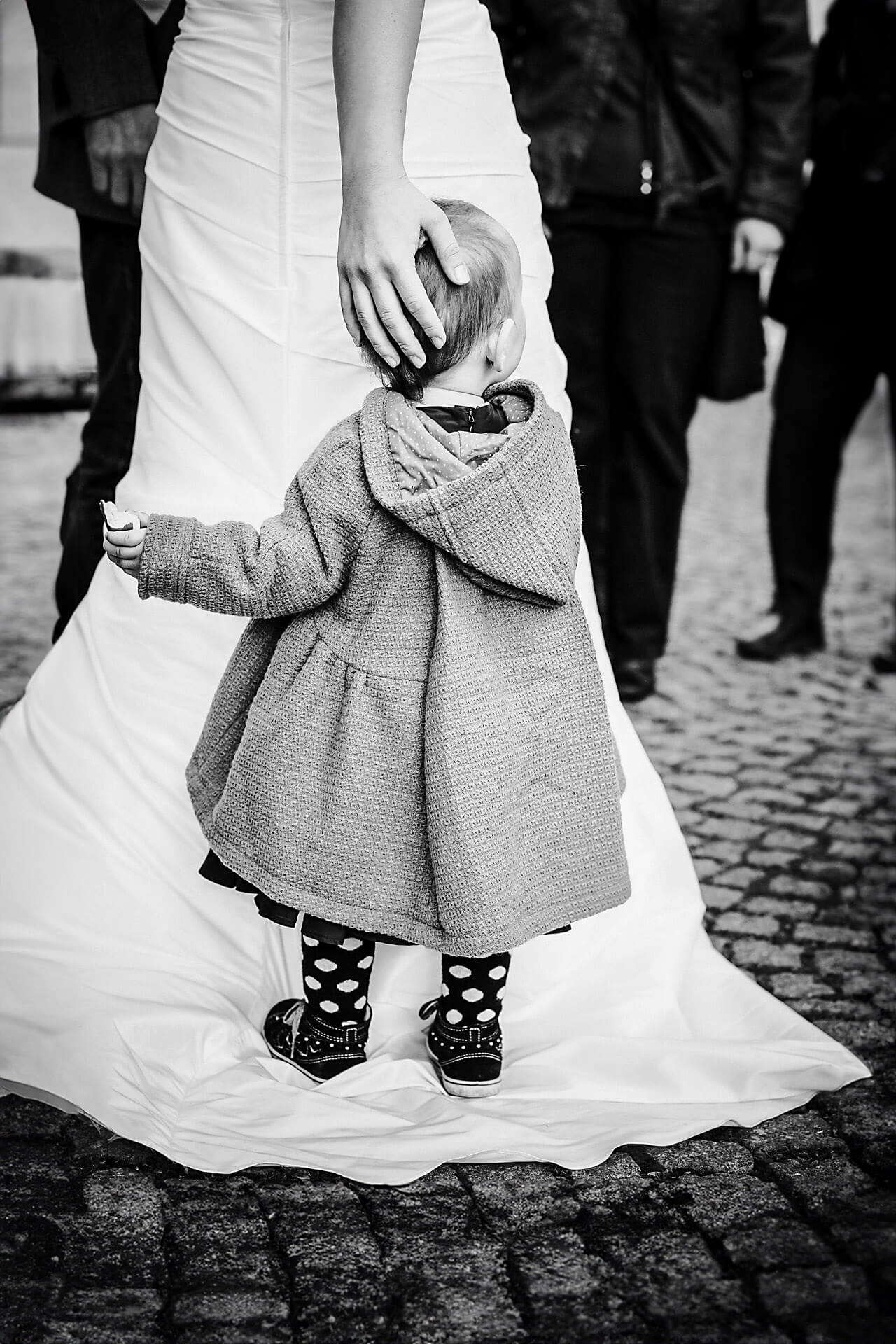 Kind-auf-Hochzeitskleid