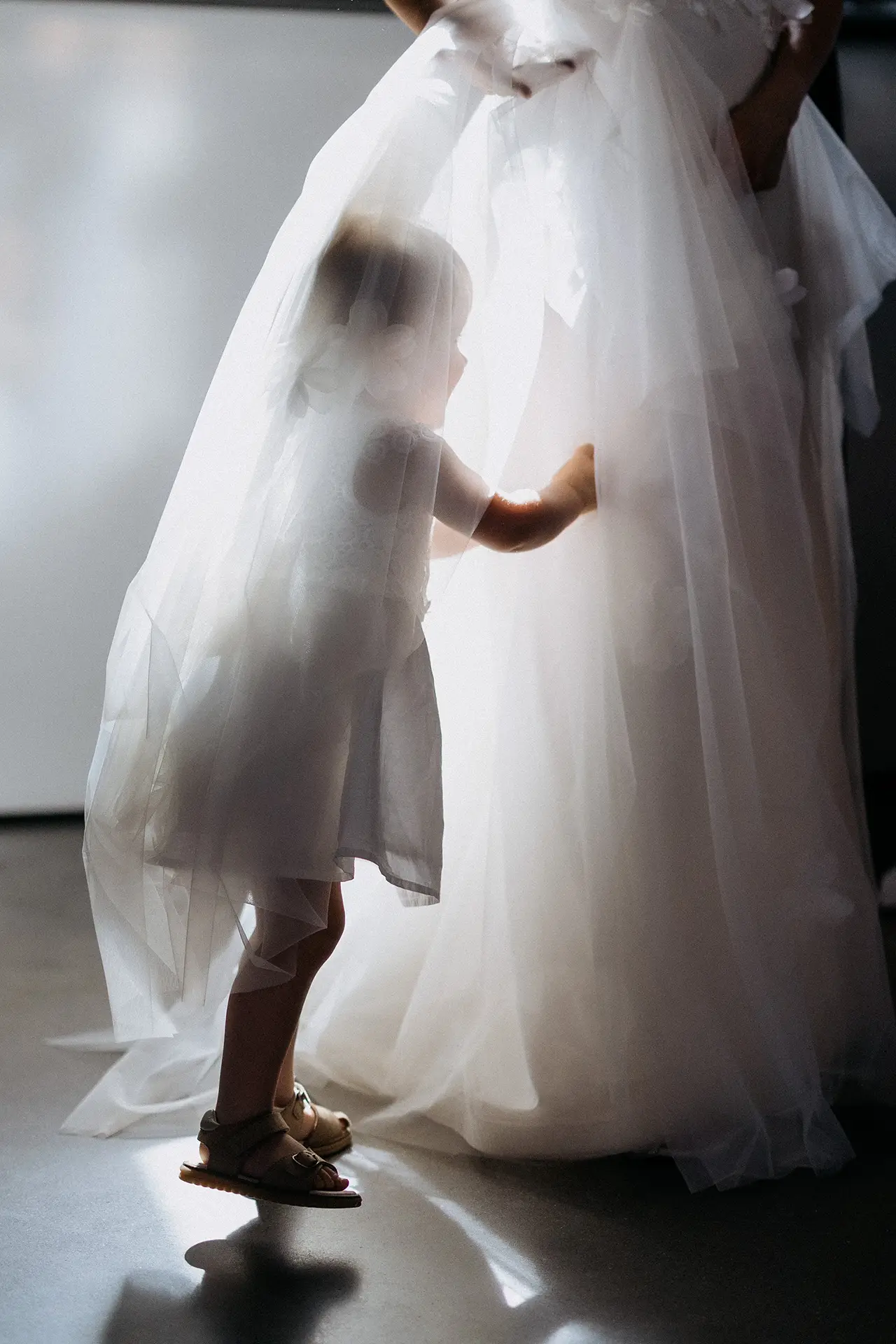 Kind-unter-Brautkleid